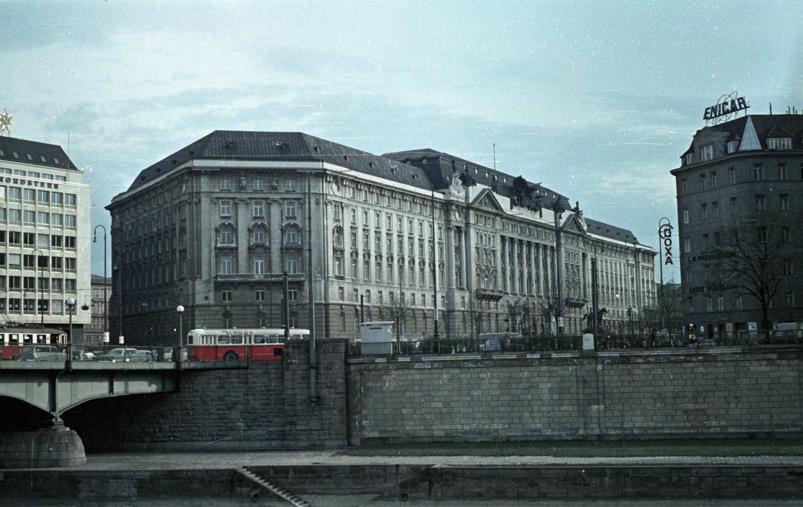 Austria, Vienna, Untere Donaustrasse, balra az Aspernbrücke a Duna-csatorna felett, szemben középen a Regierungsgebäude (eredetileg az Osztrák-Magyar monarchia Hadügyminisztériuma volt)., 1962, Jakab Antal, colorful, Fortepan #201693