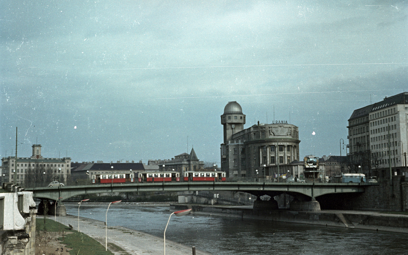 Austria, Vienna, Untere Donaustrasse, előtérben az Aspernbrücke, mögötte az Urania, 1962, Jakab Antal, colorful, tram, Trailer car, bridge, Fortepan #201694