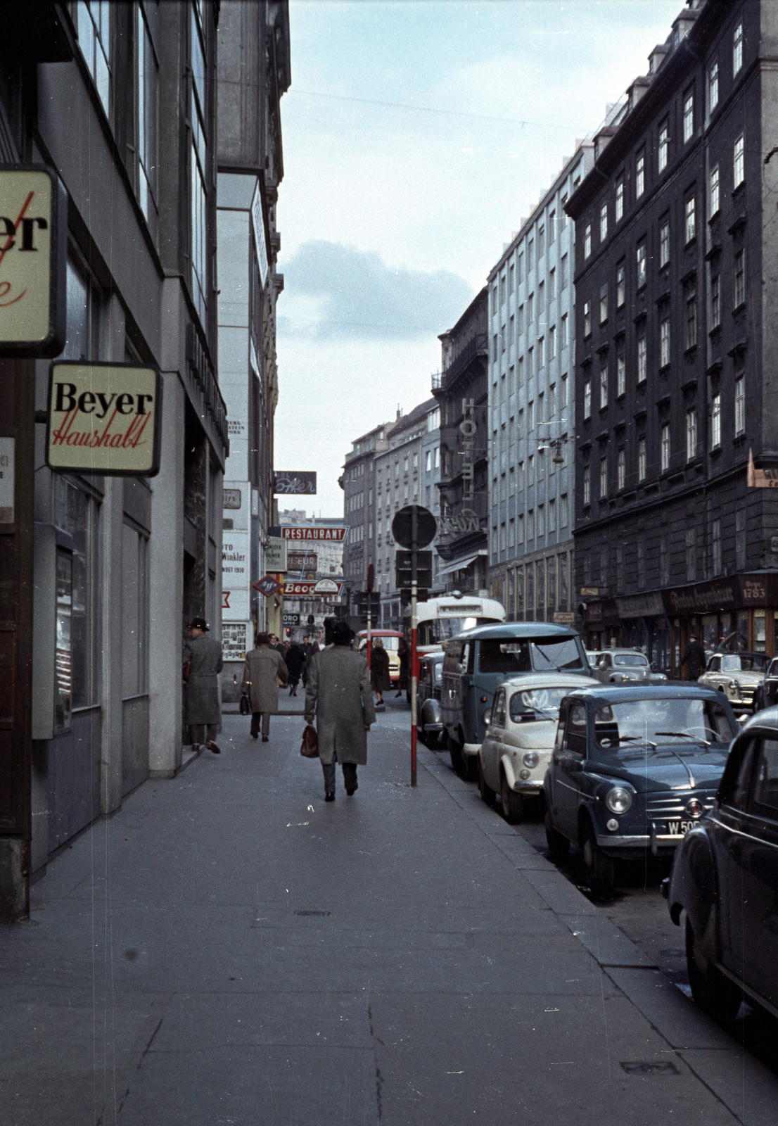 Ausztria, Bécs, a Singerstrasse a Stock-im-Eisen-Platz felől, középen balra a Churhausgasse torkolata., 1962, Jakab Antal, színes, Fortepan #201697