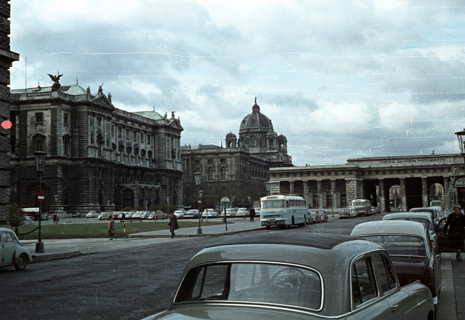 Austria, Vienna, Heldenplatz, balról a Hofburg, a Szépművészeti Múzeum (Kunsthistorisches Museum) és a Hofburg kapuja (Äusseres Burgtor)., 1962, Jakab Antal, colorful, Fortepan #201698