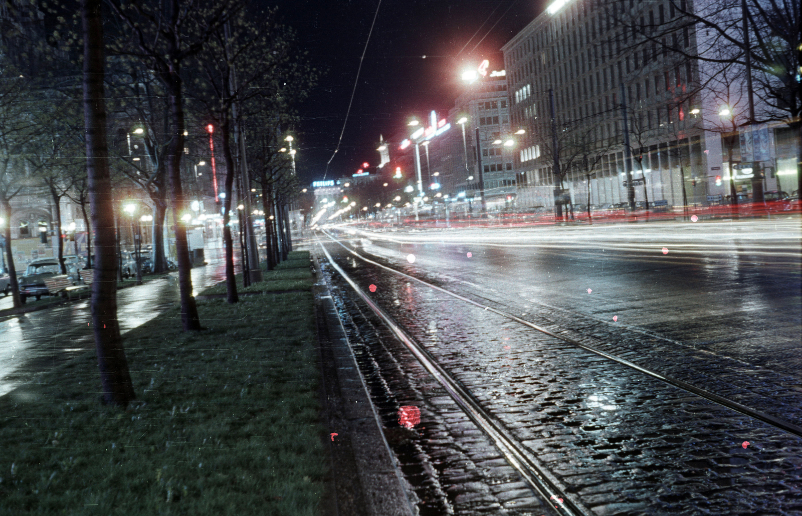Austria, Vienna, Opernring és az Operngasse kereszteződése, balra a Bécsi Állami Operaház (Wiener-Staatsoper)., 1962, Jakab Antal, colorful, Fortepan #201702