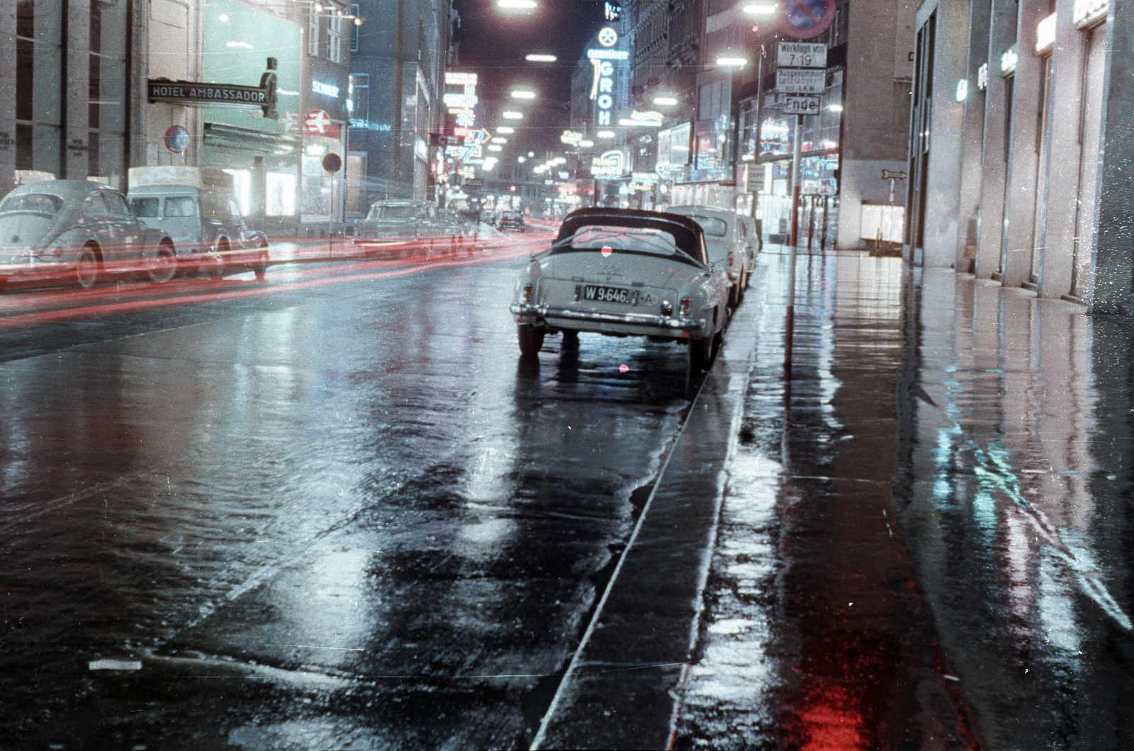 Ausztria, Bécs, Kärntner Strasse a Johannesgasse felől, jobbra a Himmelpfortgasse torkolata., 1962, Jakab Antal, színes, Fortepan #201707