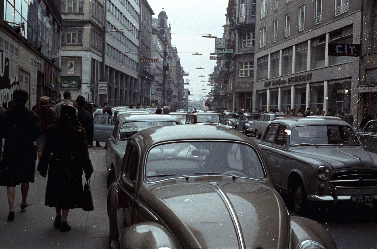 Austria, Vienna, Kärntner Strasse, a Stock im Eisen Platz felől, a Donnergasse kereszteződésénél., 1962, Jakab Antal, colorful, Fortepan #201710