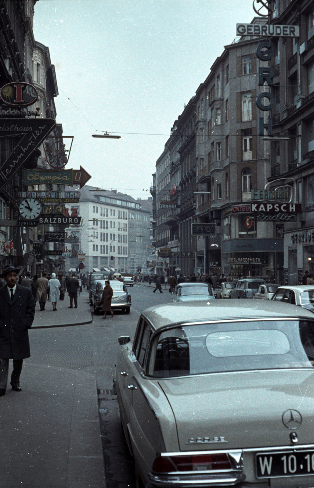 Austria, Vienna, Kärntner Strasse a Philharmonikergasse felől, balra a Kupferschmiedgasse torkolata., 1962, Jakab Antal, colorful, Fortepan #201712