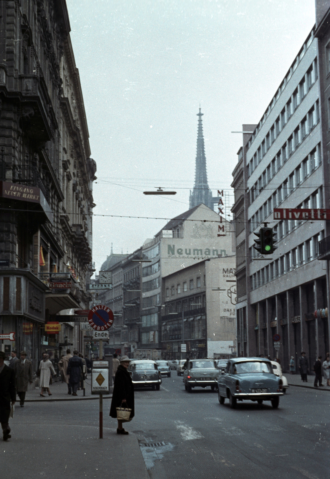 Austria, Vienna, Kärntner Strasse, távolban a Stephansdom / Szent István-székesegyház tornya, balra a Marco-d'Aviano-Gasse torkolata., 1962, Jakab Antal, colorful, Fortepan #201715