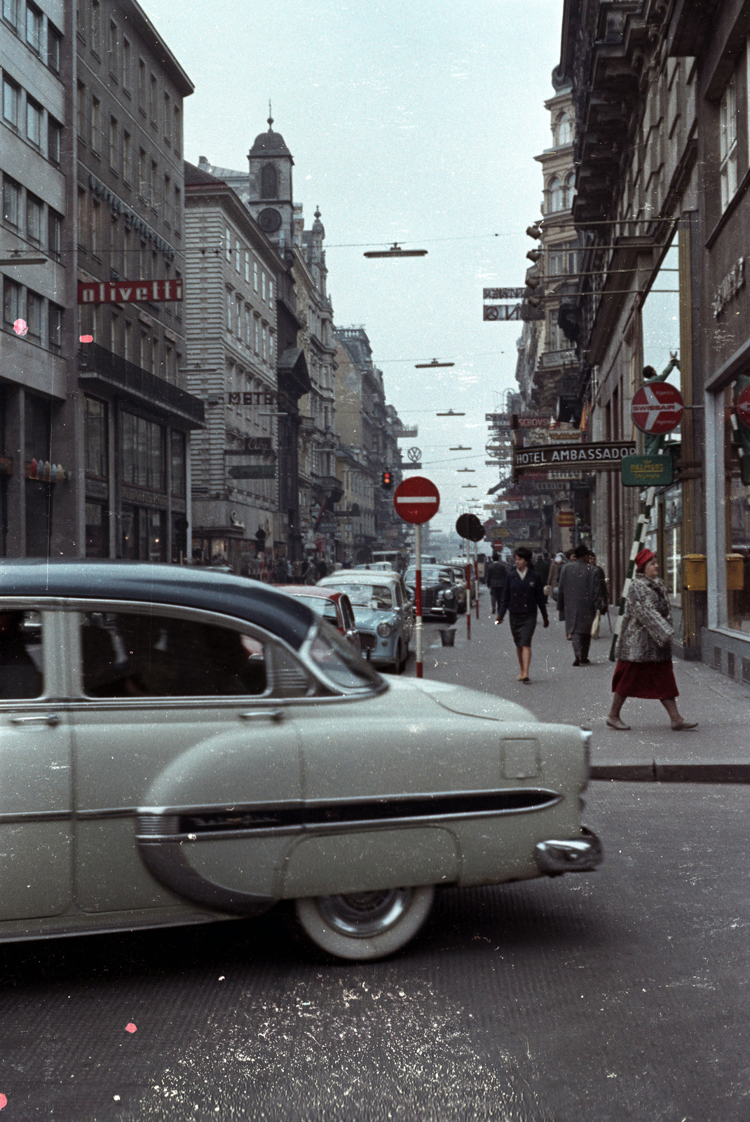 Austria, Vienna, Kärntner Strasse, a Stock im Eisen Platz felől, a Donnergasse kereszteződésénél., 1962, Jakab Antal, colorful, Fortepan #201719