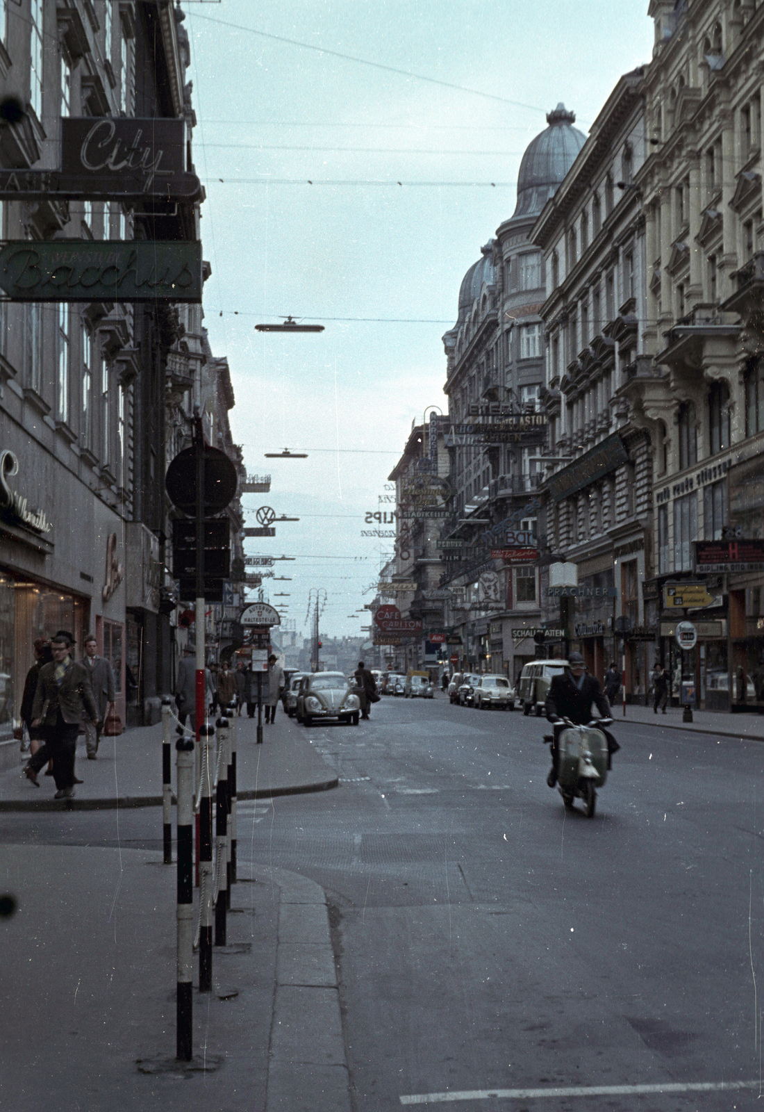 Austria, Vienna, a Kärntner Strasse a Kärntner Ring irányába fényképezve, balra a Johannesgasse., 1962, Jakab Antal, colorful, scooter, Volkswagen Beetle, Fortepan #201730