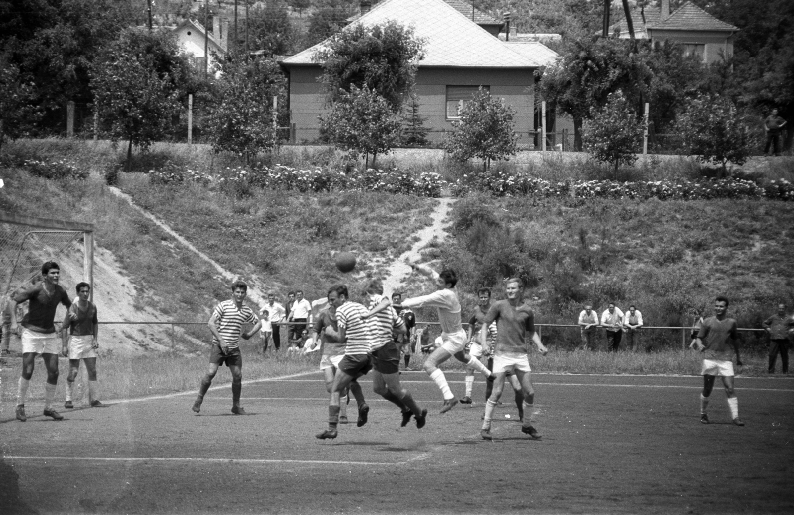 Magyarország, Uránváros, Pécs, Stadion (Szamuely Tibor) utca, focipálya (későbbi PMSC, majd PMFC stadion)., 1963, Jakab Antal, Fortepan #201749