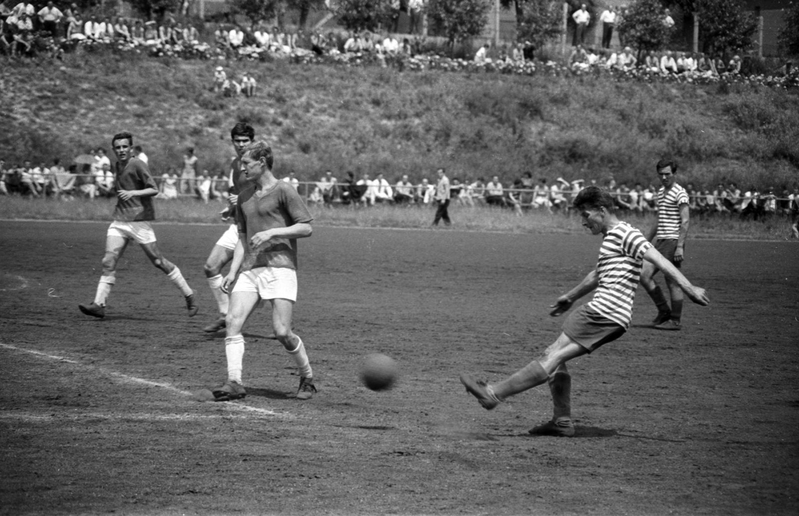 Magyarország, Uránváros, Pécs, Stadion (Szamuely Tibor) utca, focipálya (későbbi PMSC, majd PMFC stadion)., 1963, Jakab Antal, Fortepan #201750