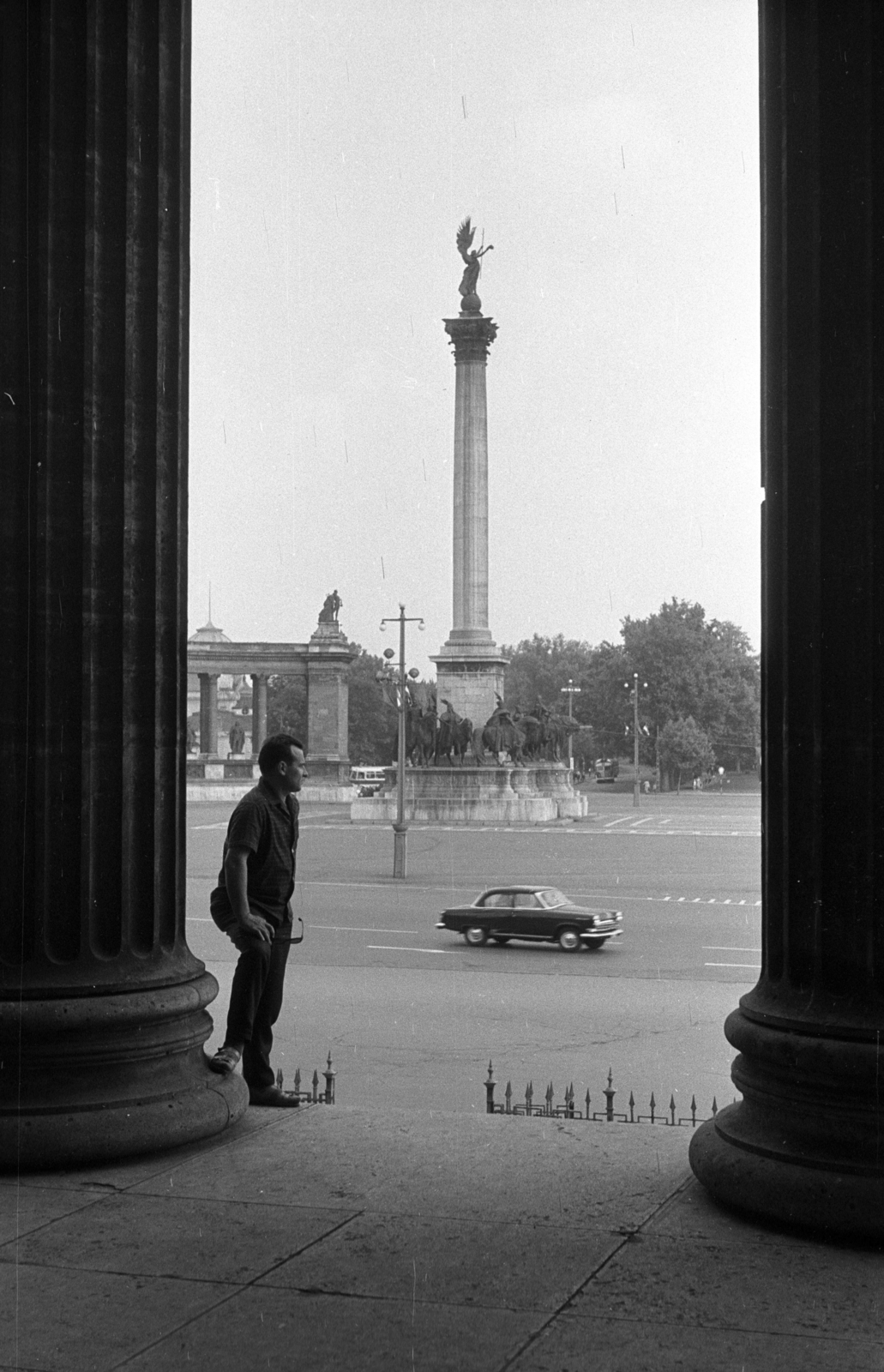 Magyarország, Budapest XIV., Hősök tere, a Szépművészeti Múzeum oszlopcsarnoka, szemben a Millenniumi emlékmű., 1966, Jakab Antal, Budapest, Fortepan #201754