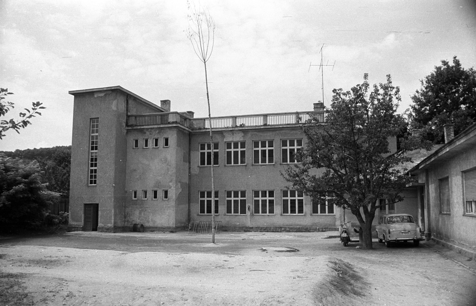 Hungary,Lake Balaton, Fonyód, Fő utca 8., az Általános Iskola udvara (később átépítve Palonai Magyar Bálint Általános Iskola)., 1966, Jakab Antal, school, inner courtyard, Fortepan #201755