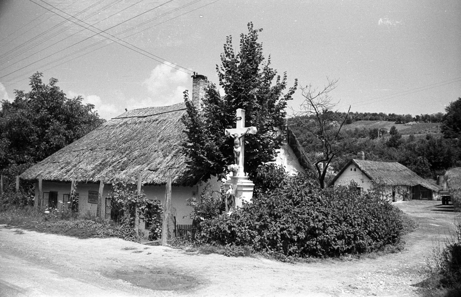 Hungary,Lake Balaton, Fonyód, Fő utca, Krajtmár Lajos nádpalló készítő háza., 1966, Jakab Antal, cross, farmhouse, Fortepan #201762