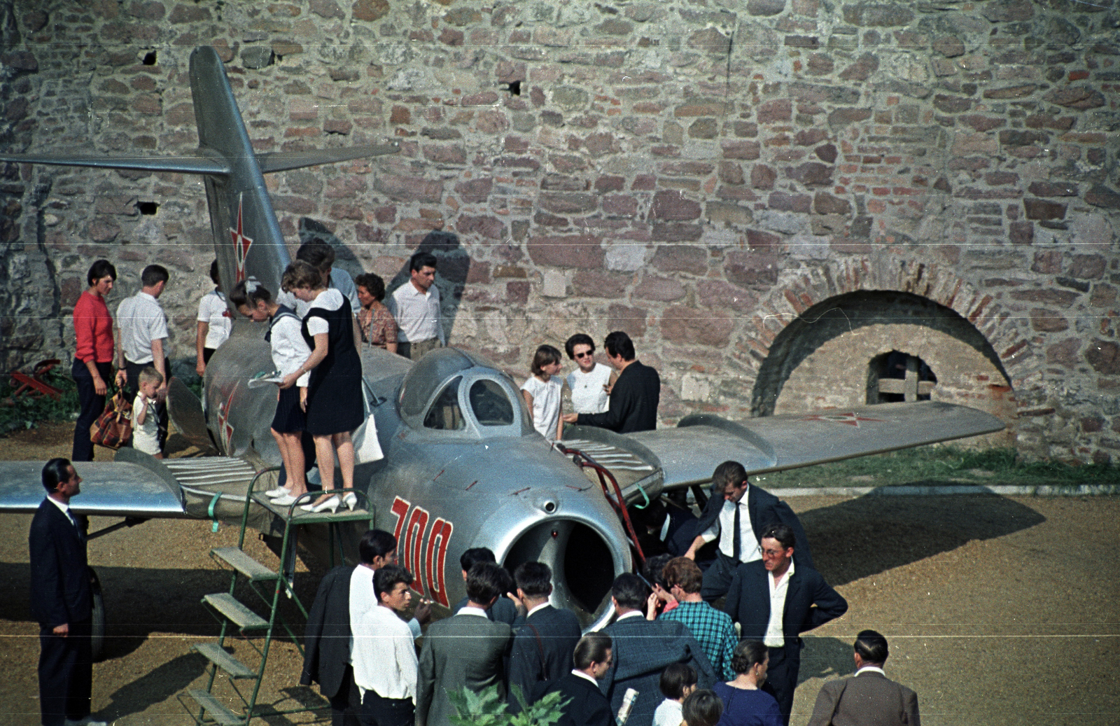 Hungary, Szigetvár, a Vár udvara, szovjet gyártmányú MIG vadászrepülőgép, a Hadtörténeti Intézet haditechnikai parkjának vándor kiállítása., 1967, Jakab Antal, colorful, airplane, fighter plane, Mikoyan-brand, Fortepan #201767