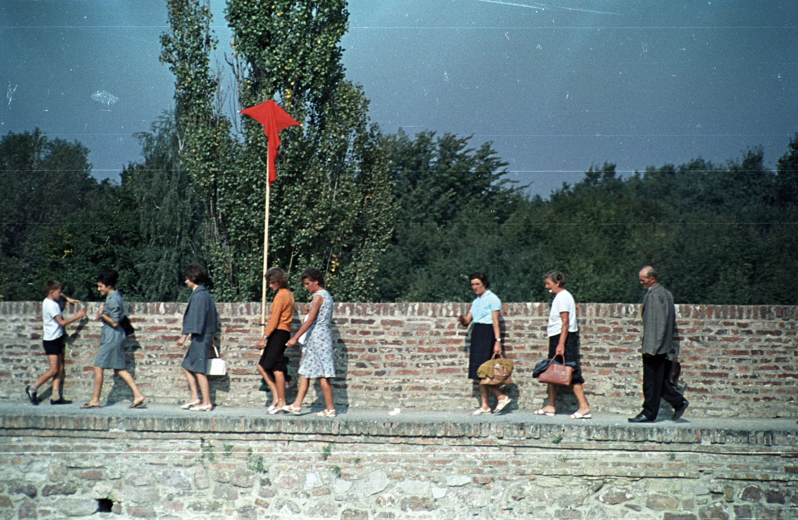 Hungary, Szigetvár, Vár, látogatok a Hadtörténeti Intézet haditechnikai parkjának vándor kiállításakor., 1967, Jakab Antal, Fortepan #201768