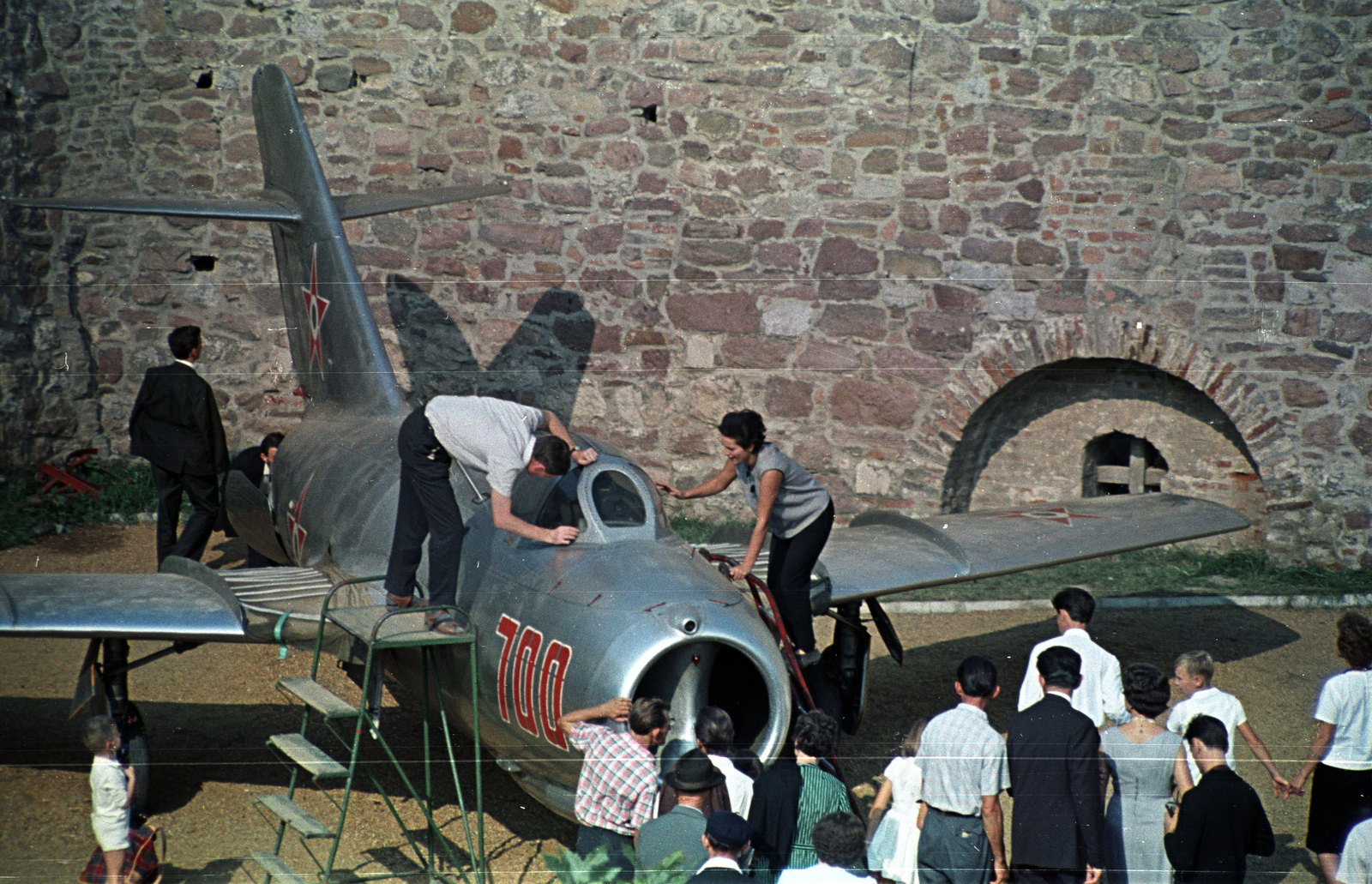 Hungary, Szigetvár, a Vár udvara, szovjet gyártmányú MIG vadászrepülőgép, a Hadtörténeti Intézet haditechnikai parkjának vándor kiállítása., 1967, Jakab Antal, fighter plane, Mikoyan-brand, Mikoyan-Gurevich MIG-15, Fortepan #201769