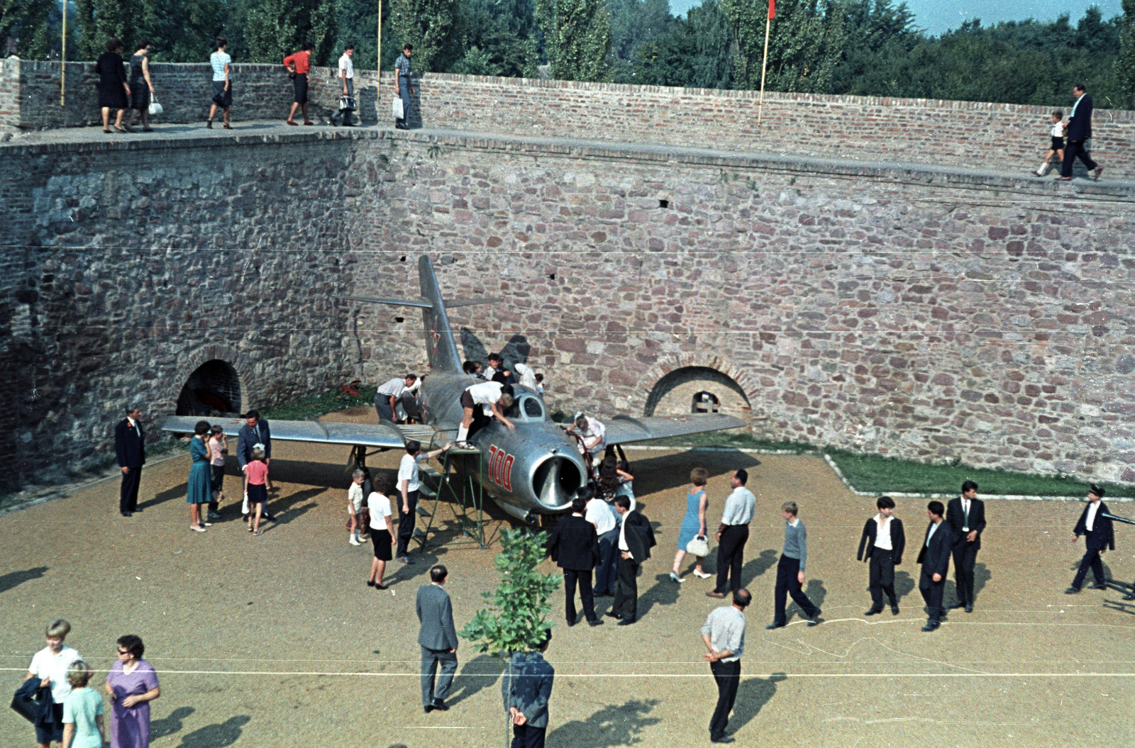 Hungary, Szigetvár, a Vár udvara, szovjet gyártmányú MIG vadászrepülőgép, a Hadtörténeti Intézet haditechnikai parkjának vándor kiállítása., 1967, Jakab Antal, colorful, airplane, castle wall, Mikoyan-Gurevich MIG-15, Fortepan #201770