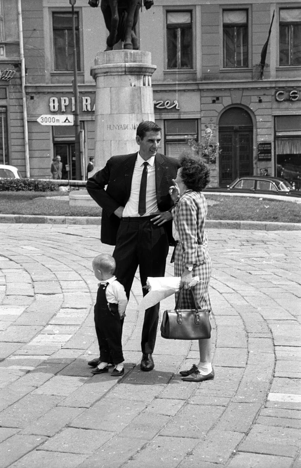 Hungary, Pécs, Széchenyi tér Hunyadi János szobra előtt., 1967, Jakab Antal, Fortepan #201787