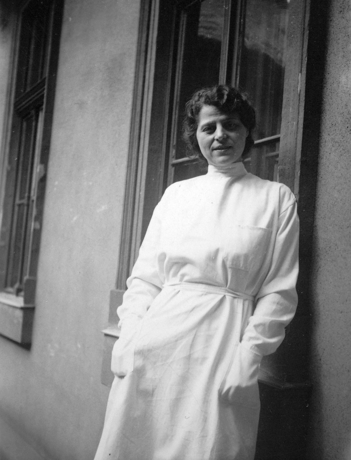 Hungary, Budapest VI., Teréz körút 18., 1938, Rothman család, portrait, courtyard balcony, Budapest, cloak, Fortepan #20180