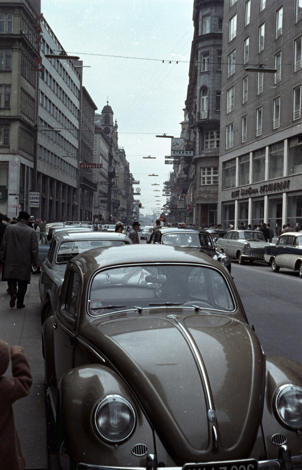 Austria, Vienna, a Kärntner Strasse a Stock im Eisen Platz felől, a Donnergasse kereszteződésénél., 1962, Jakab Antal, colorful, Volkswagen-brand, Volkswagen Beetle, Fortepan #201808