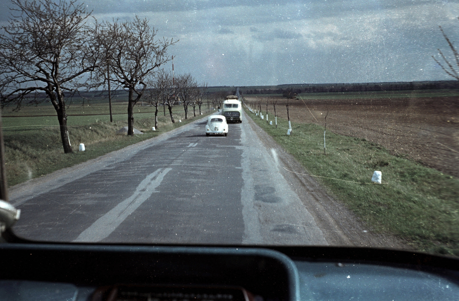 Austria, Schwechat, B10-es főút, a Brucker Bundesstrasse Hegyeshalom felé., 1962, Jakab Antal, colorful, vehicle interior, Fortepan #201827