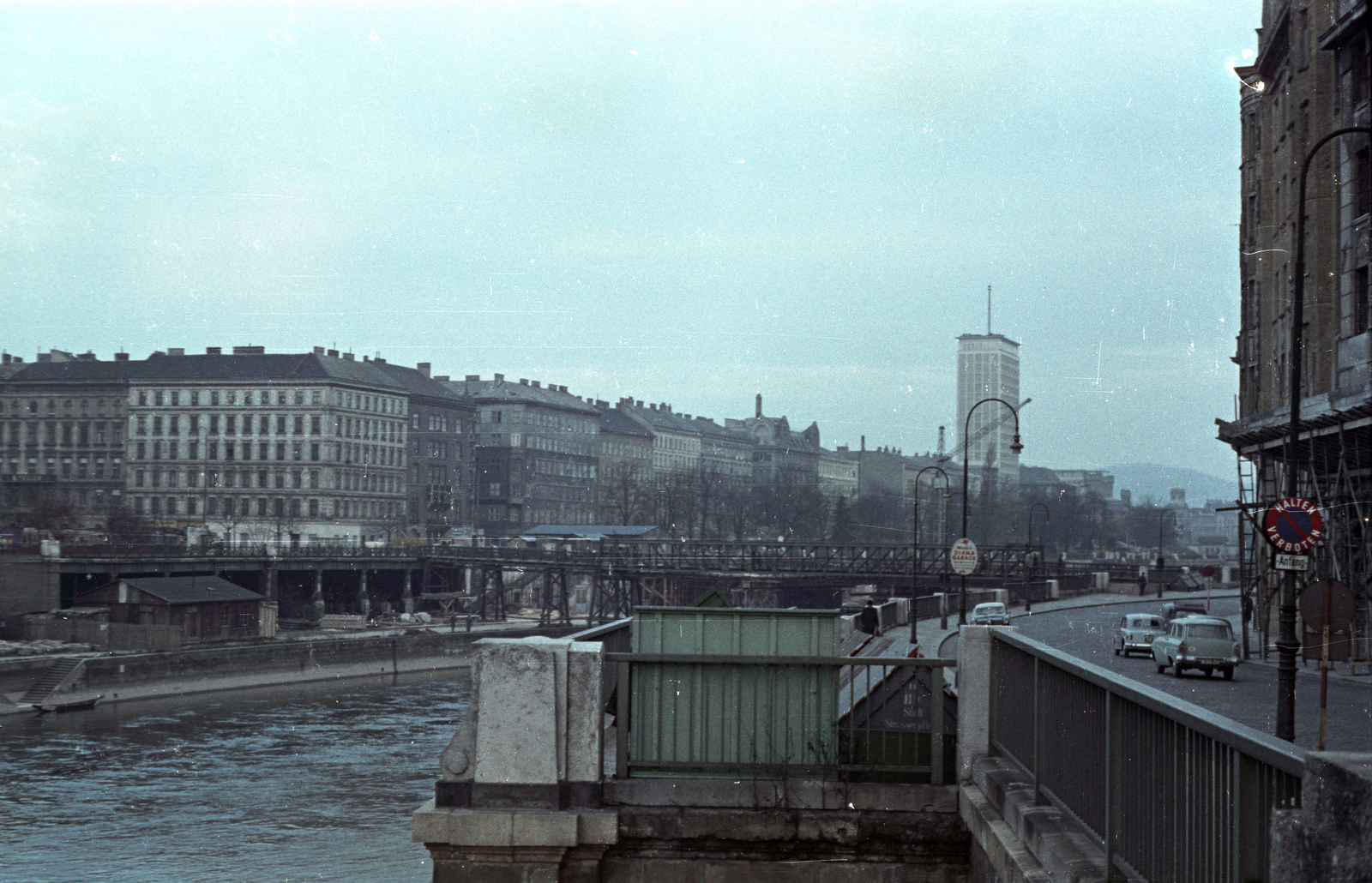 Austria, Vienna, kilátás a Marienbrücke Obere Donaustrasse melletti hídfőjétől a Salztorbrücke felé, a magas épület jobbra a Ringturm., 1962, Jakab Antal, colorful, Fortepan #201839