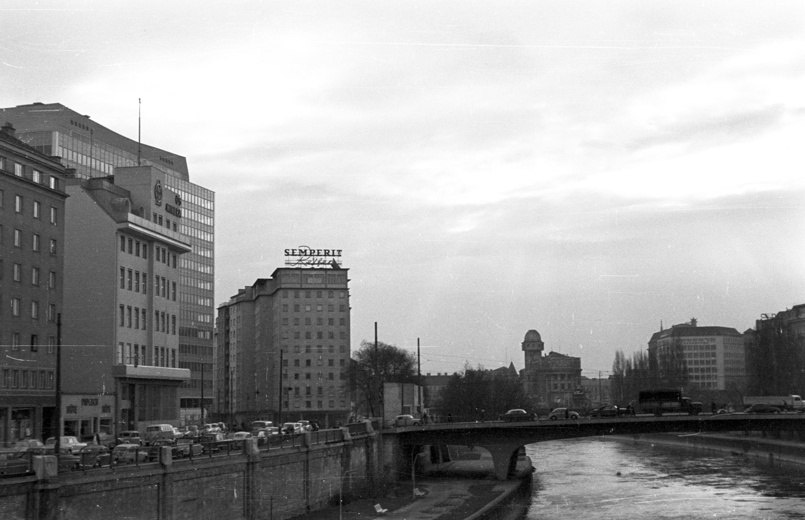 Ausztria, Bécs, kilátás a Marienbrücke-ről a Schwedenbrücke felé, háttérben a tornyos épület az Urania., 1962, Jakab Antal, színes, Fortepan #201844