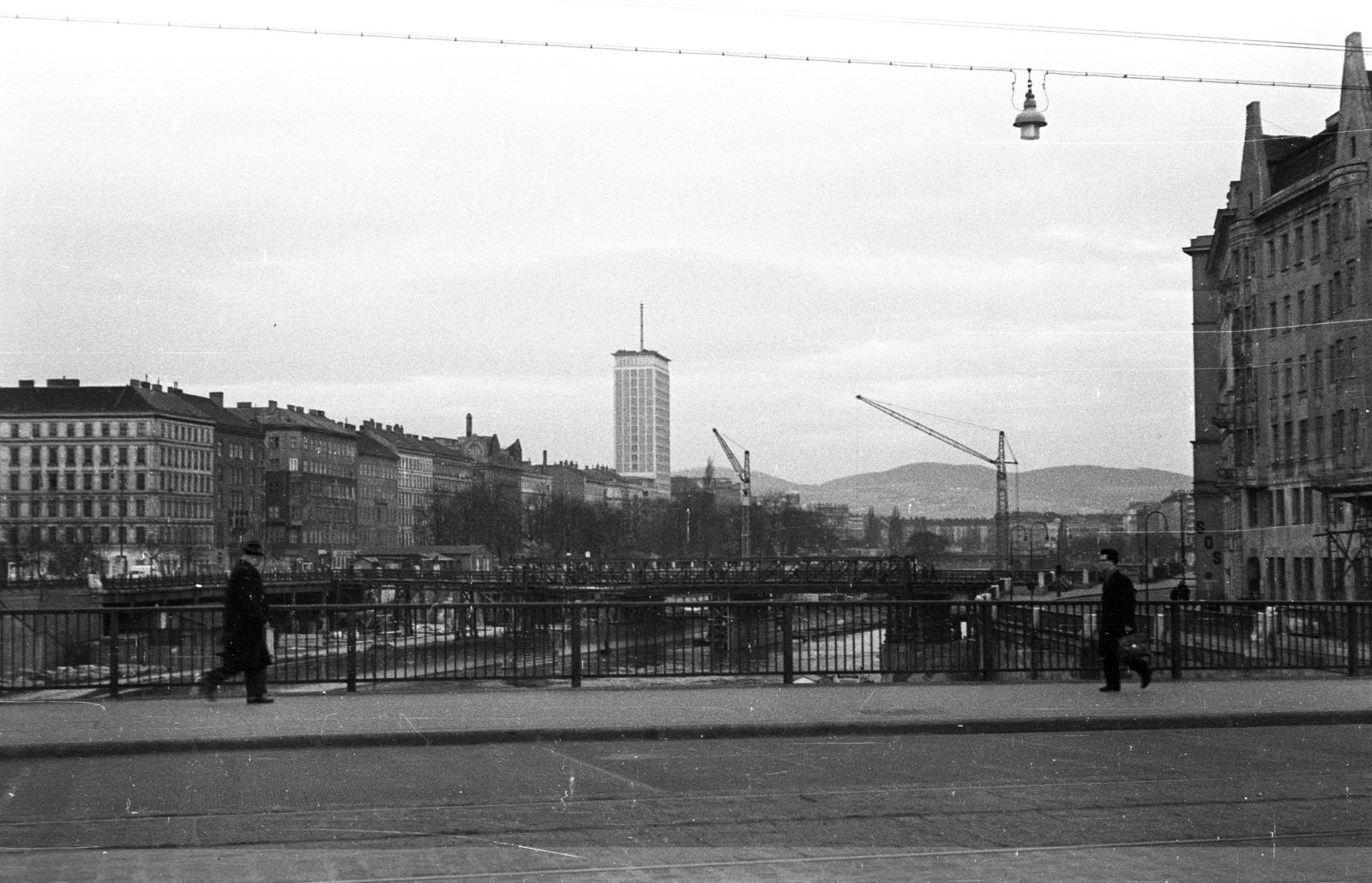 Ausztria, Bécs, kilátás a Marienbrücke-ről, a magas épület a kép közepén a Ringturm., 1962, Jakab Antal, Fortepan #201845