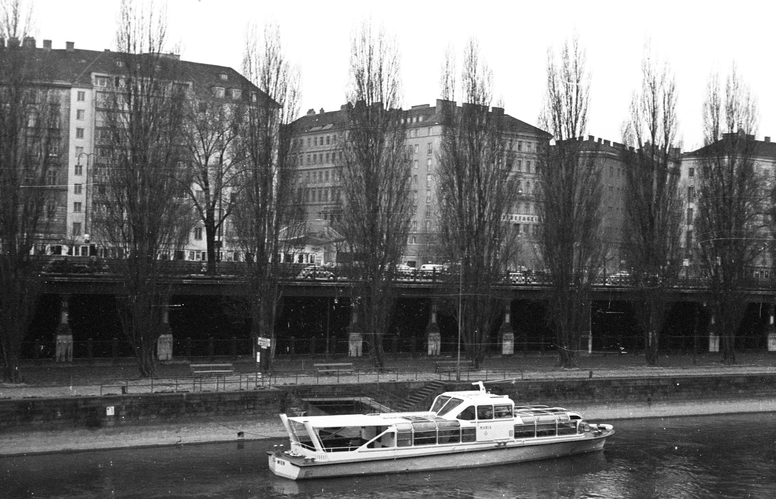 Austria, Vienna, Duna-csatorna, szemben a Franz-Josefs-Kai a Ruprechtsplatz környékén., 1962, Jakab Antal, ship, water bus, Fortepan #201846