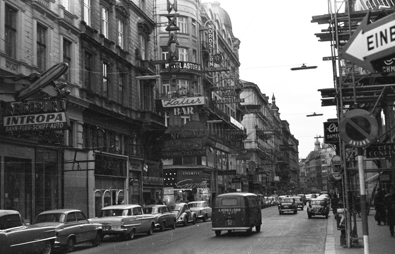 Ausztria, Bécs, Kärntner Strasse, a Philharmoniker Strasse sarkától a Krugerstrasse felé nézve., 1962, Jakab Antal, Fortepan #201851