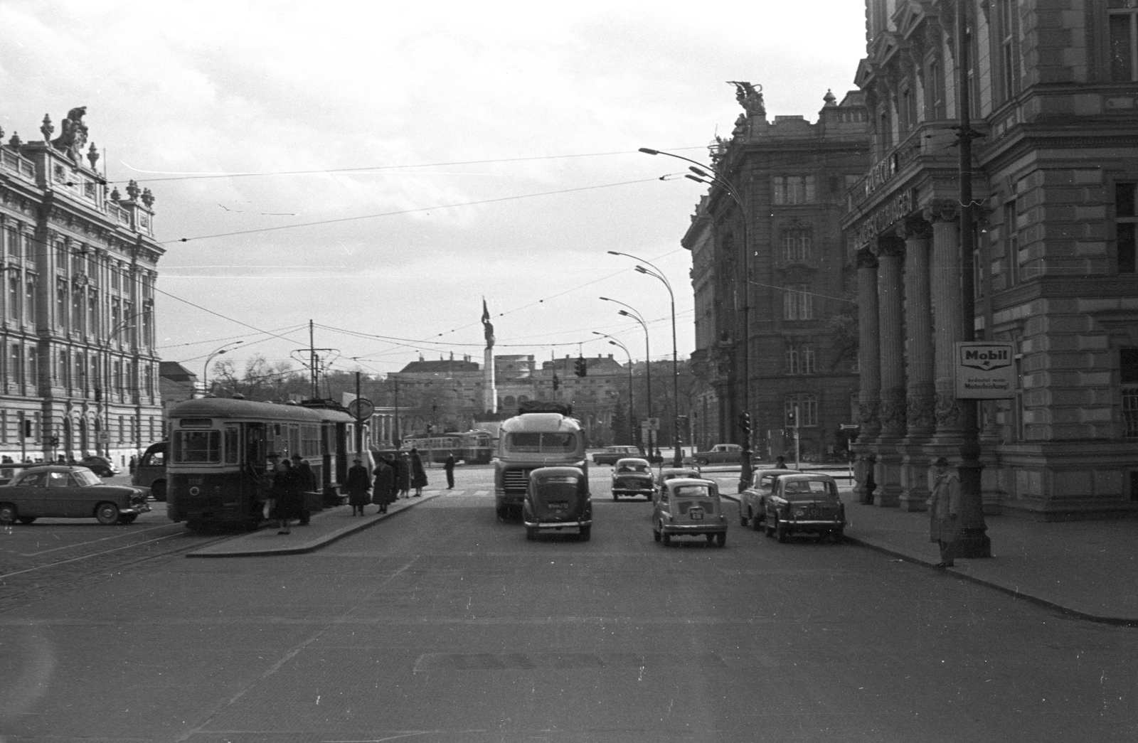 Austria, Vienna, Schwarzenbergplatz, a kép bal szélén az "Ipar Háza" (Haus der Industrie), szemben a Vörös Hadsereg Hősi Emlékműve, amögött a Schwarzenberg-palota (Palais Schwarzenberg)., 1962, Jakab Antal, Fortepan #201859