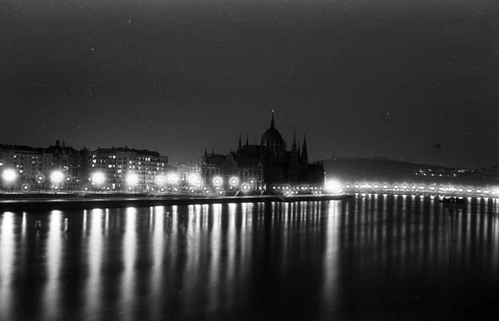 Hungary, Budapest V., kilátás a Margit hídról a Parlament felé., 1962, Jakab Antal, floodlighting, Budapest, Fortepan #201875