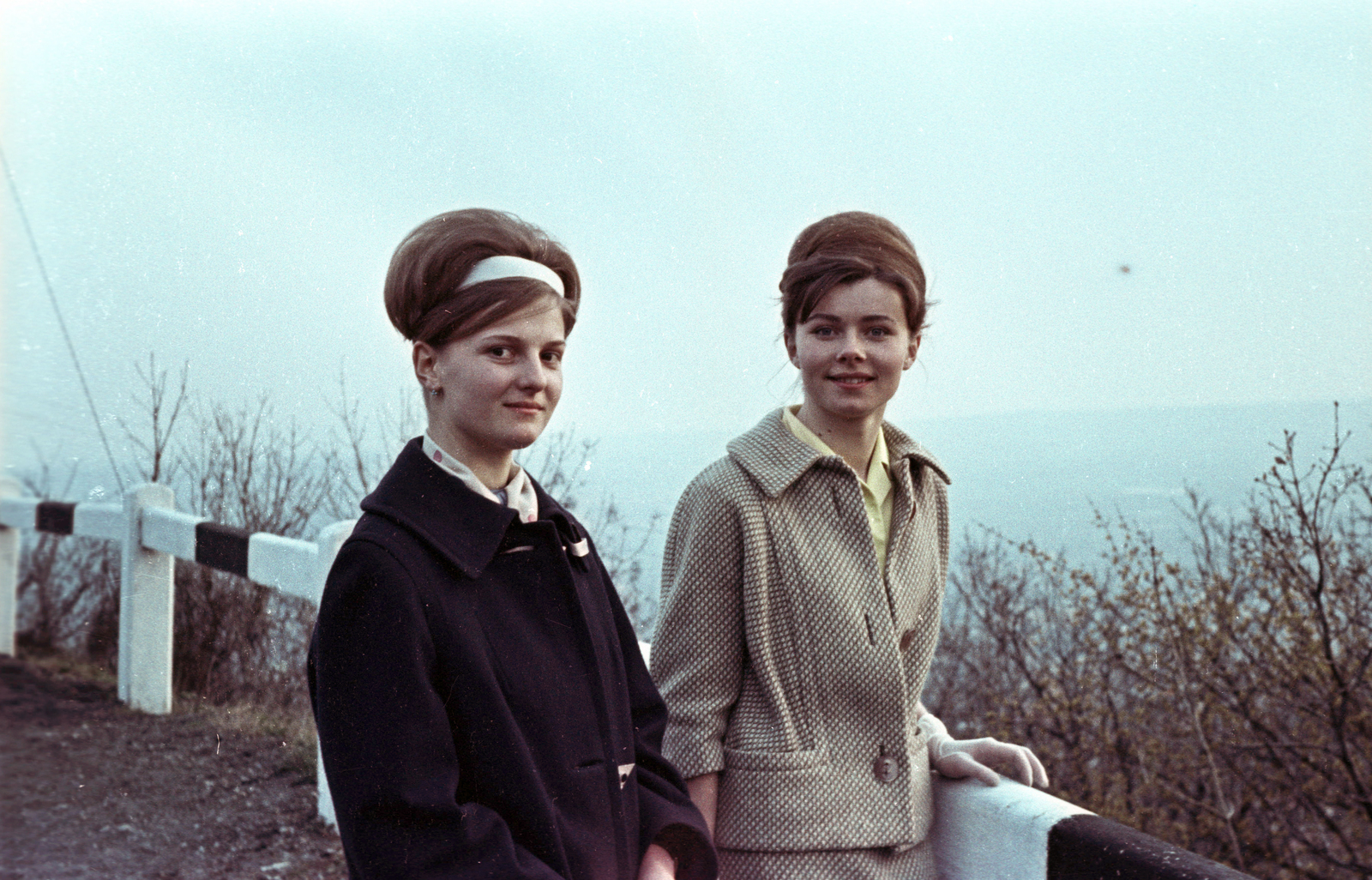 Hungary, Pécs, Málics Ottó utca, a felvétel a Kikelet szálló előtt készült., 1964, Jakab Antal, colorful, woman, double portrait, Fortepan #201884