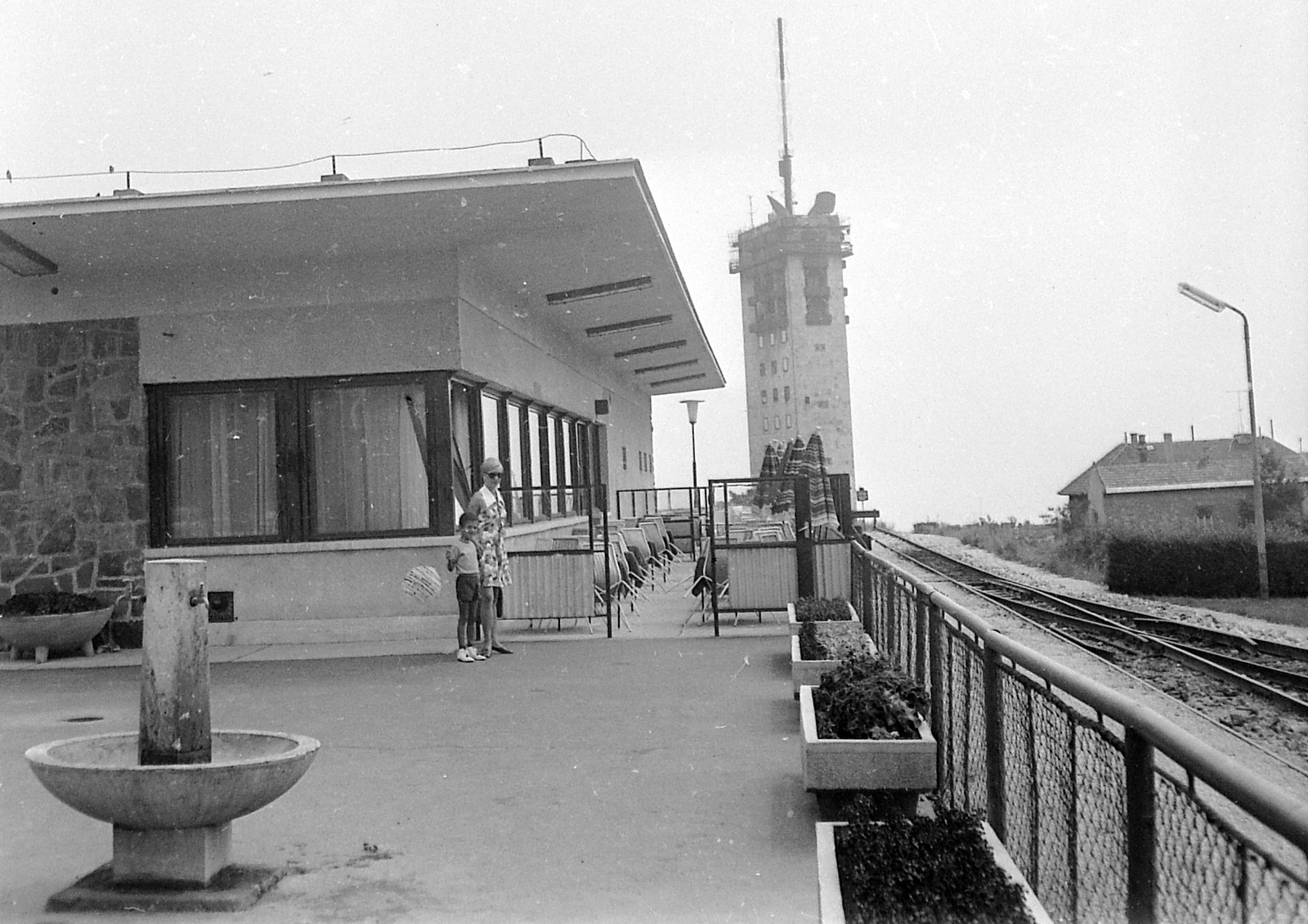 Hungary, untitled, Budapest XII., Gyermekvasút (Úttörővasút) végállomás étterme, háttérben a TV torony., 1971, Gyöngyi, railway, well, planter, railroad switch, Children's railway, Budapest, Fortepan #2019