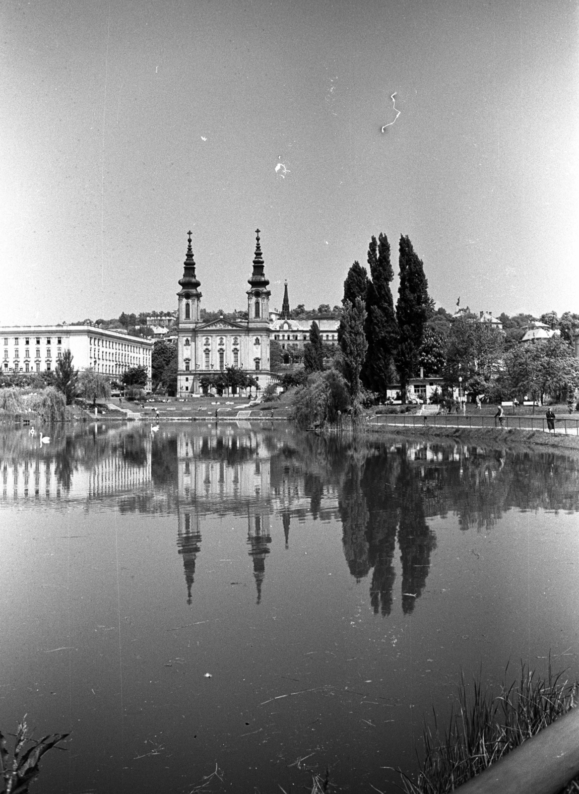 Hungary, Budapest XI., Feneketlen-tó, szemben a József Attila (később Budai Ciszterci Szent Imre) Gimnázium és a Szent Imre-templom, 1968, Jakab Antal, Budapest, Fortepan #201902