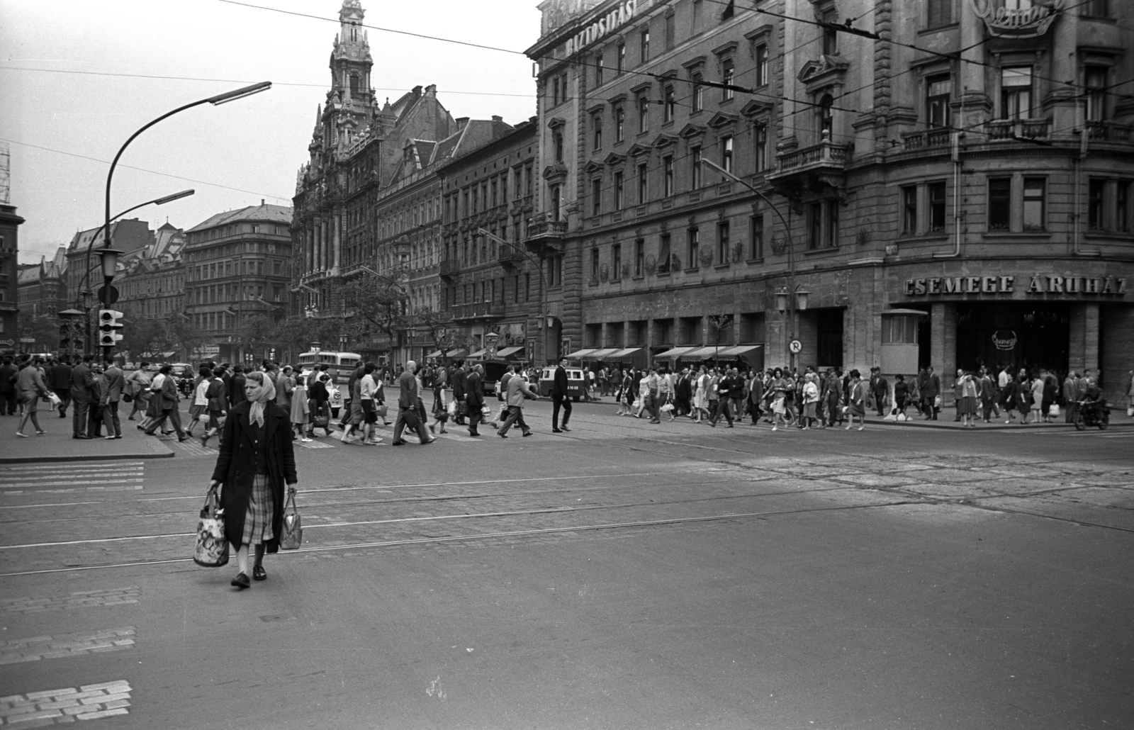 Hungary, Budapest VIII., Rákóczi út - Nagykörút kereszteződés, jobbra a Csemege Áruház / éjjel-nappal közért., 1964, Jakab Antal, Budapest, grocery store, Csemege enterprise, crosswalk, Fortepan #201906