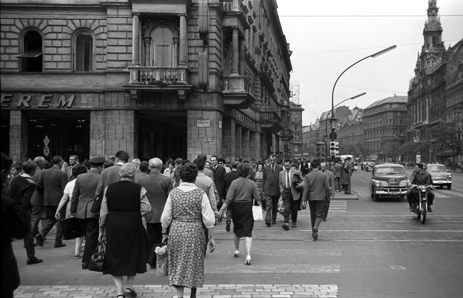 Hungary, Budapest VIII., Rákóczi út - Nagykörút kereszteződés., 1964, Jakab Antal, Budapest, crosswalk, Fortepan #201907