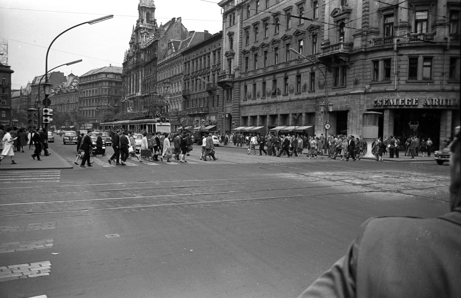 Magyarország, Budapest VIII.,Budapest VII., Rákóczi út - Nagykörút kereszteződés, jobbra a Csemege Áruház / éjjel-nappal közért., 1964, Jakab Antal, Budapest, Fortepan #201908