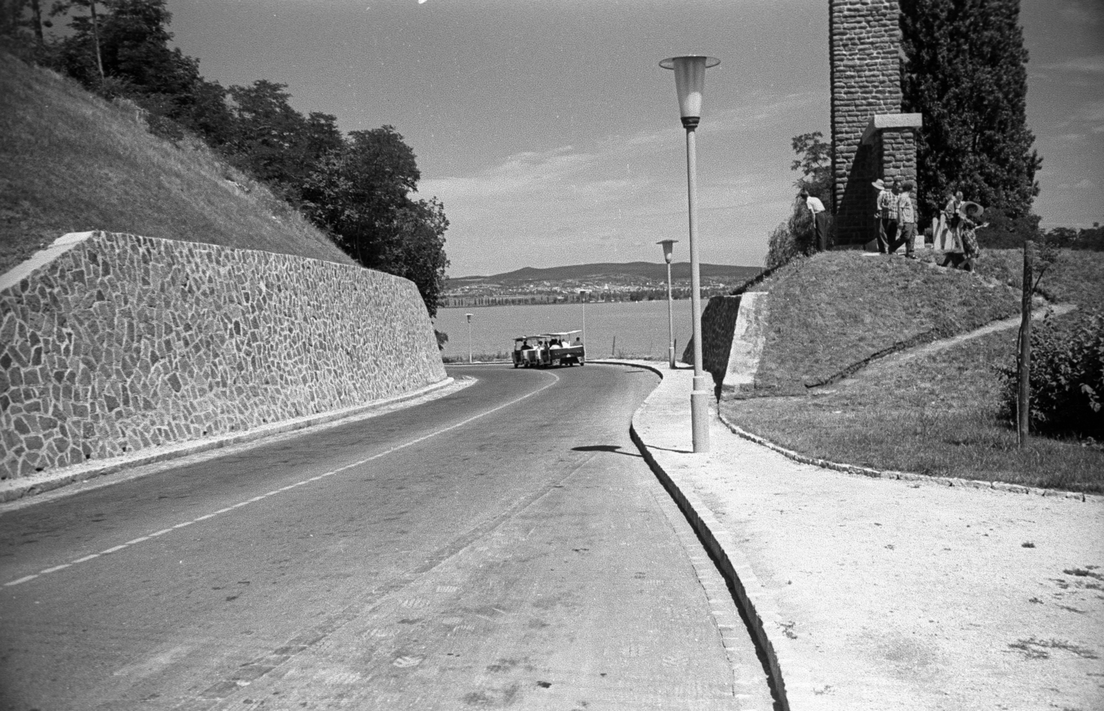 Hungary,Lake Balaton, Tihany, jobbra a Darányi Ignác emlékmű., 1966, Jakab Antal, Fortepan #201913