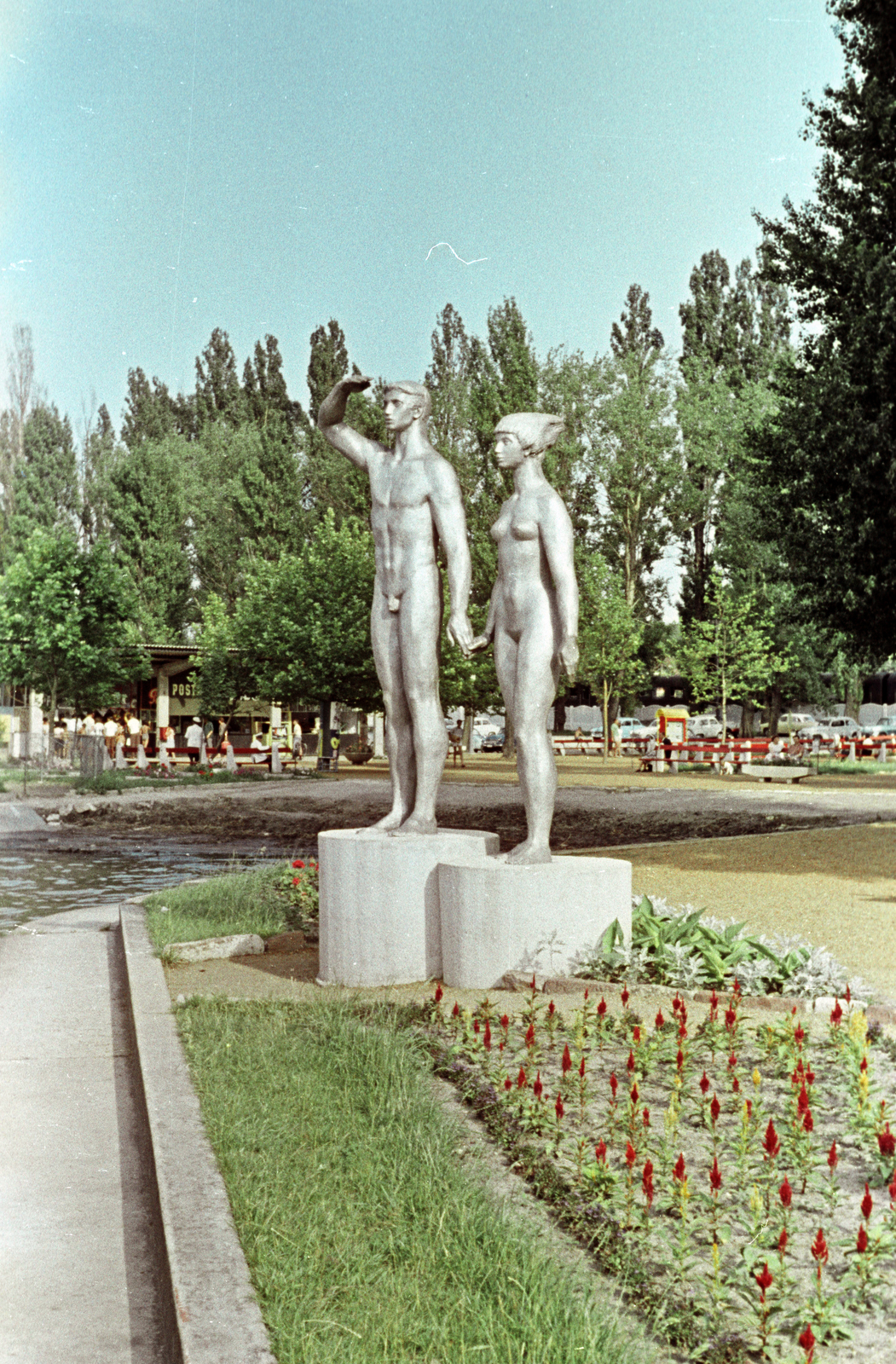 Magyarország,Balaton, Fonyód, Kiss István Emberpár (1960) című szobra a parton., 1963, Jakab Antal, Fortepan #201923
