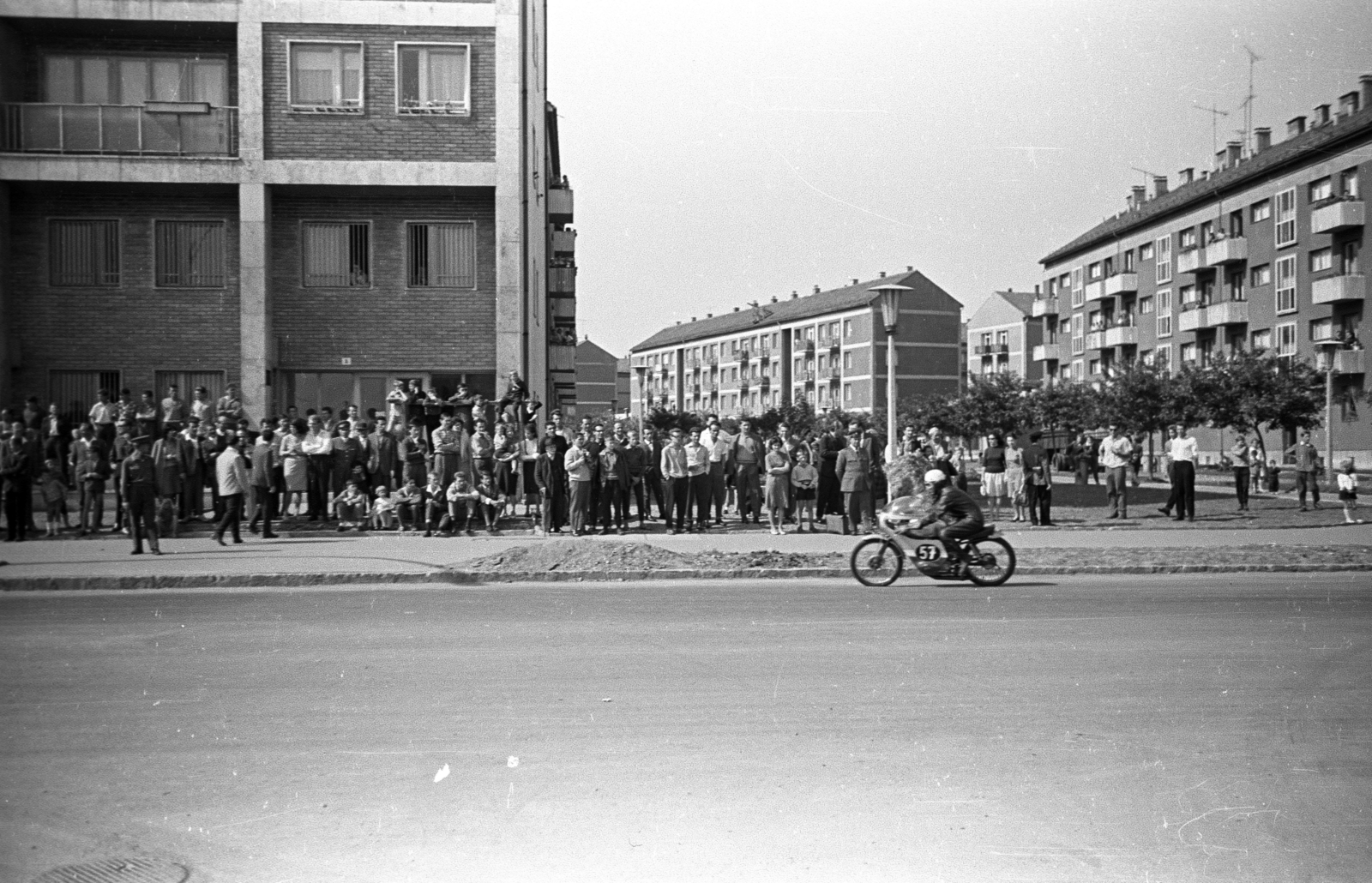 Magyarország, Uránváros, Pécs, Ybl Miklós utca - Kőrősi Csoma Sándor utca sarok, Országos Gyorsasági Motorverseny. 57-es rajtszámmal Kalják Tibor, Danuvia., 1963, Jakab Antal, Fortepan #201925