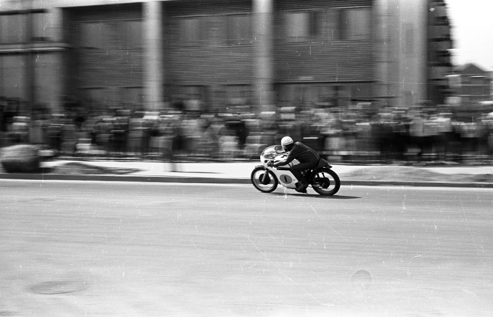 Magyarország, Uránváros, Pécs, Ybl Miklós utca - Kőrősi Csoma Sándor utca sarok, Országos Gyorsasági Motorverseny. 1-es rajtszámmal Kurucz György, Norton 500., 1963, Jakab Antal, Fortepan #201928