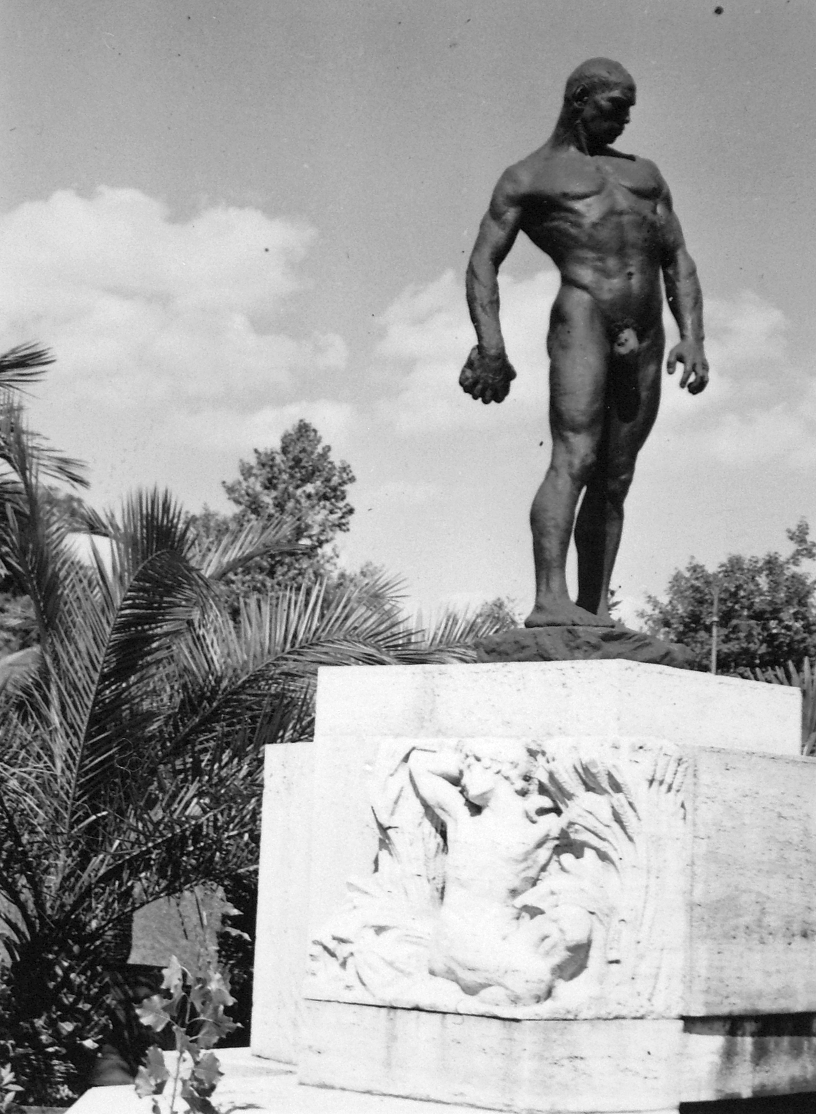 Hungary, Zoo, Budapest XIV., Tóth István Bosszú (A cro-magnoni előember) című szobra (1899)., 1937, Fortepan, sculpture, palm tree, Budapest, nude figure, Fortepan #20193