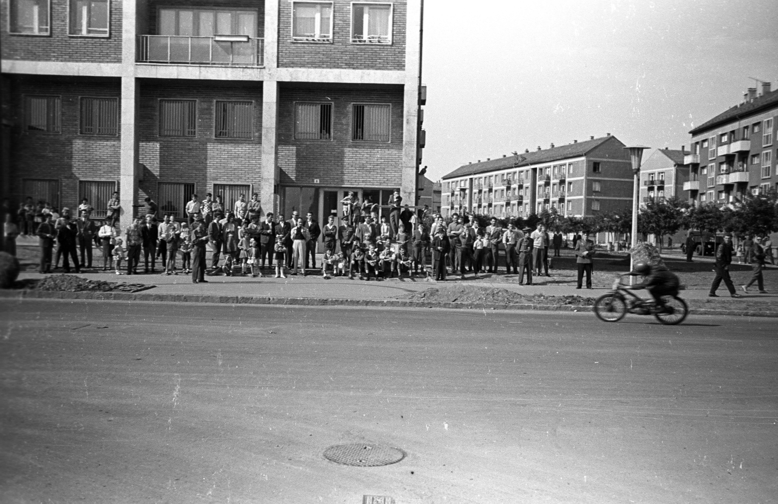 Magyarország, Uránváros, Pécs, Ybl Miklós utca - Kőrősi Csoma Sándor utca sarok, Országos Gyorsasági Motorverseny., 1963, Jakab Antal, Fortepan #201931