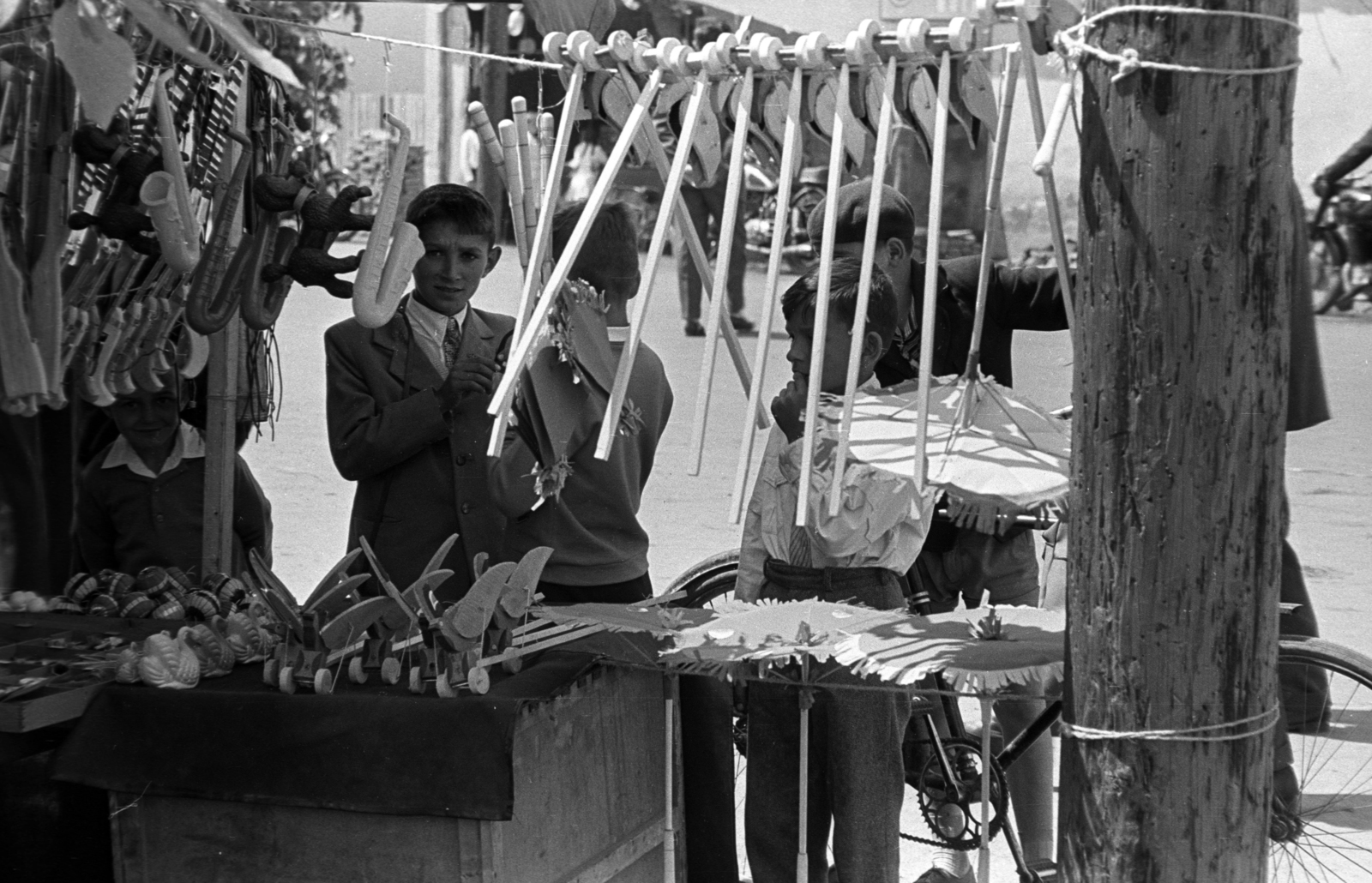 Hungary, Kadarkút, Hősök tere, búcsú., 1964, Jakab Antal, toy, village fair, Fortepan #201940