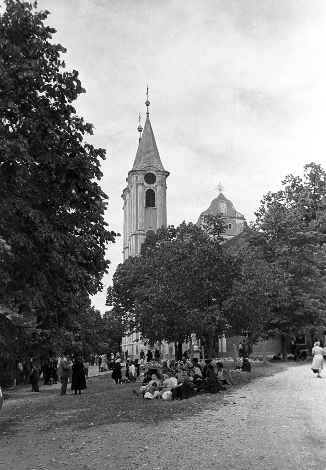 Hungary, Siklós,Máriagyűd, (ekkor önálló, ma a város része), kegytemplom., 1964, Jakab Antal, church, pilgrimage, nut tree, linden, Franciscans, village fair, pilgrimage, Swabian folk costume, Fortepan #201967