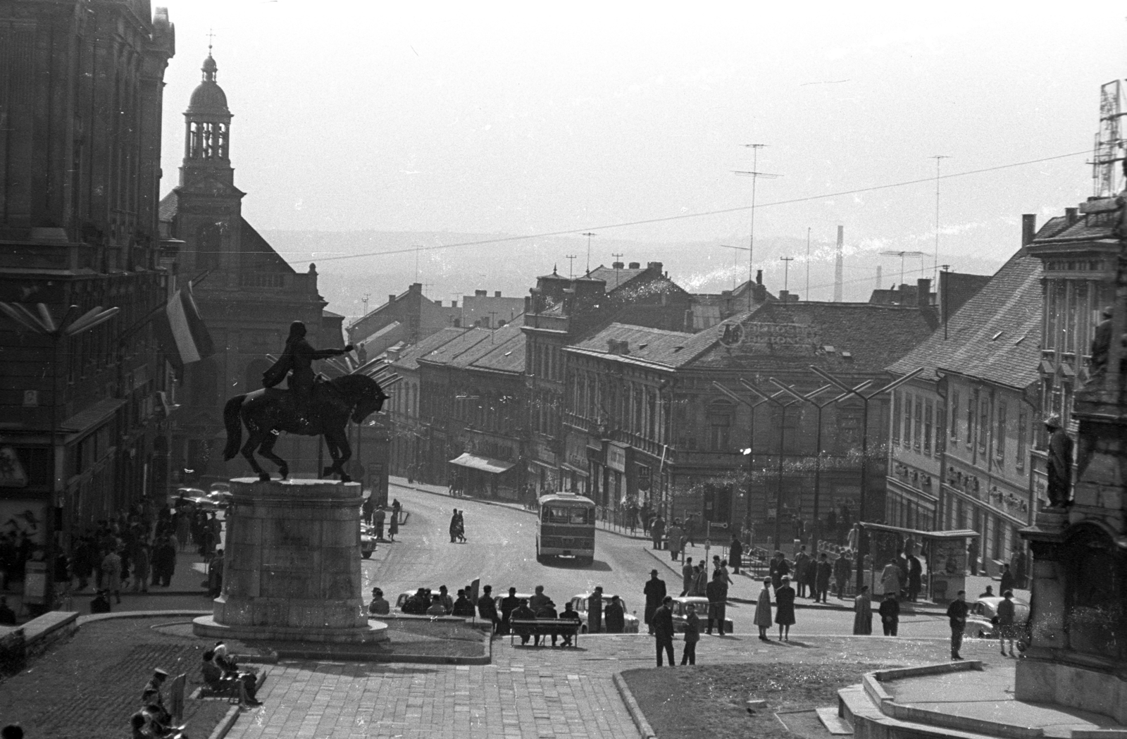Hungary, Pécs, Széchenyi tér, Hunyadi János szobra mögött a Városháza takarásában az Irgalmasok temploma., 1967, Jakab Antal, Fortepan #201979