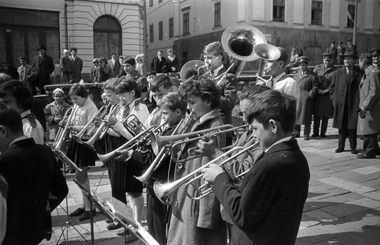 Hungary, Pécs, Széchenyi tér, háttérben a Ciszterci (Széchenyi) köz sarkánál a Ciszterci Rend Nagy Lajos Gimnáziuma és Kollégiuma., 1967, Jakab Antal, band, music school, wind band, Fortepan #201980