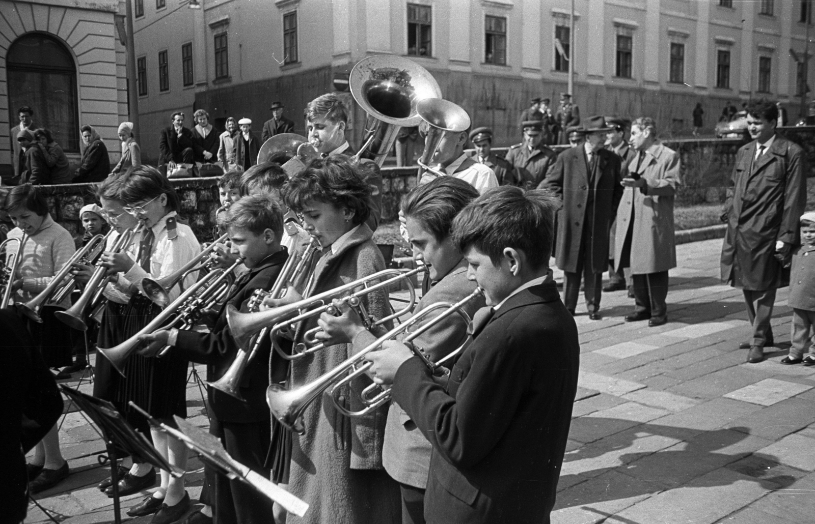 Magyarország, Pécs, Széchenyi tér, háttérben a Ciszterci (Széchenyi) köz sarkánál a Ciszterci Rend Nagy Lajos Gimnáziuma és Kollégiuma., 1967, Jakab Antal, Fortepan #201981