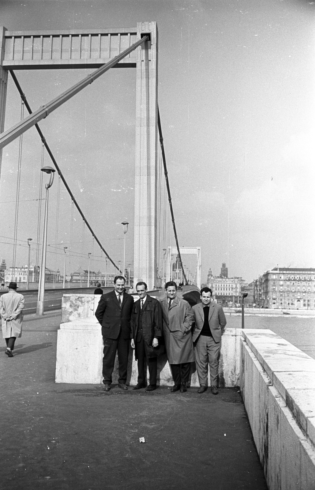 Hungary, Budapest I.,Budapest V., Erzsébet híd, a budai hídfőtől a Március 15. tér felé nézve., 1967, Jakab Antal, Budapest, Fortepan #201989