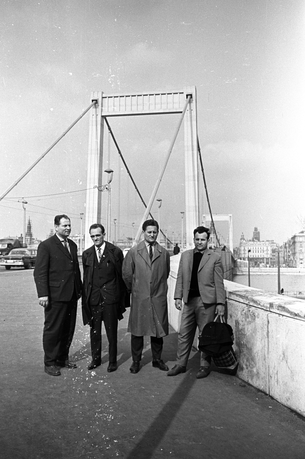 Hungary, Budapest I.,Budapest V., Erzsébet híd, a budai hídfőtől a Március 15. tér felé nézve., 1967, Jakab Antal, Budapest, Fortepan #201990